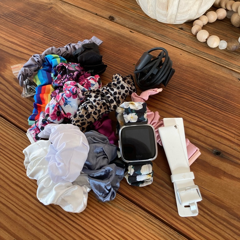 Fitbit Versa Lite w/original white band, numerous scrunchy bands and charger.
